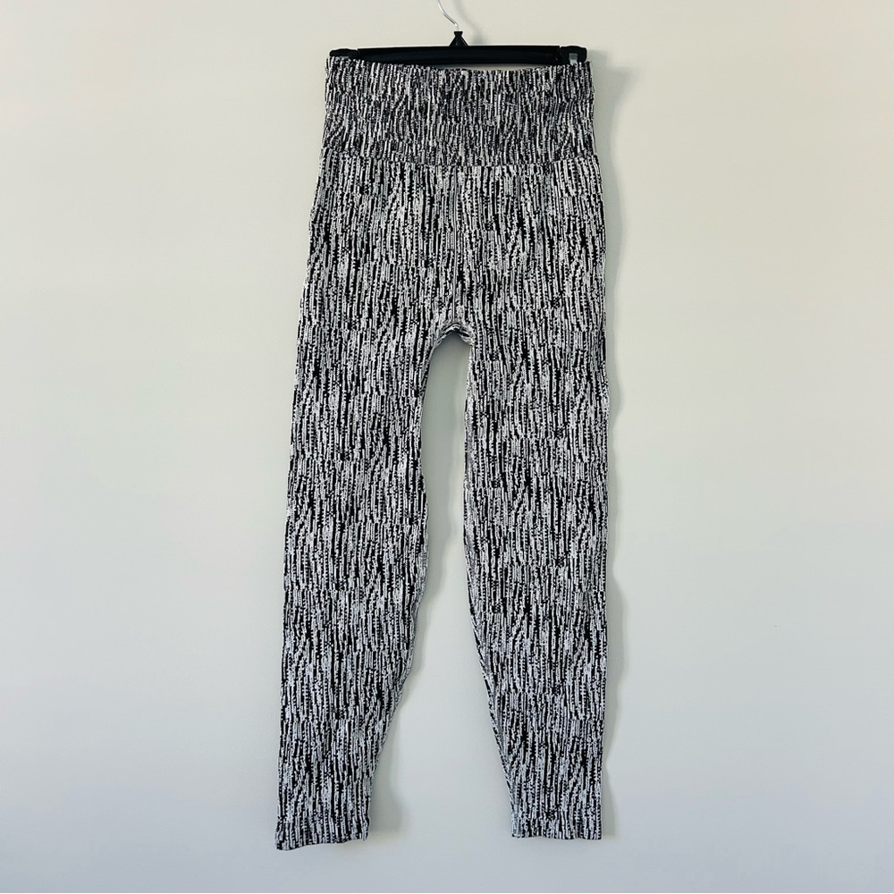 Athleta Flurry Elemental White Black High Rise Seamless 25in Leggings NWOT M